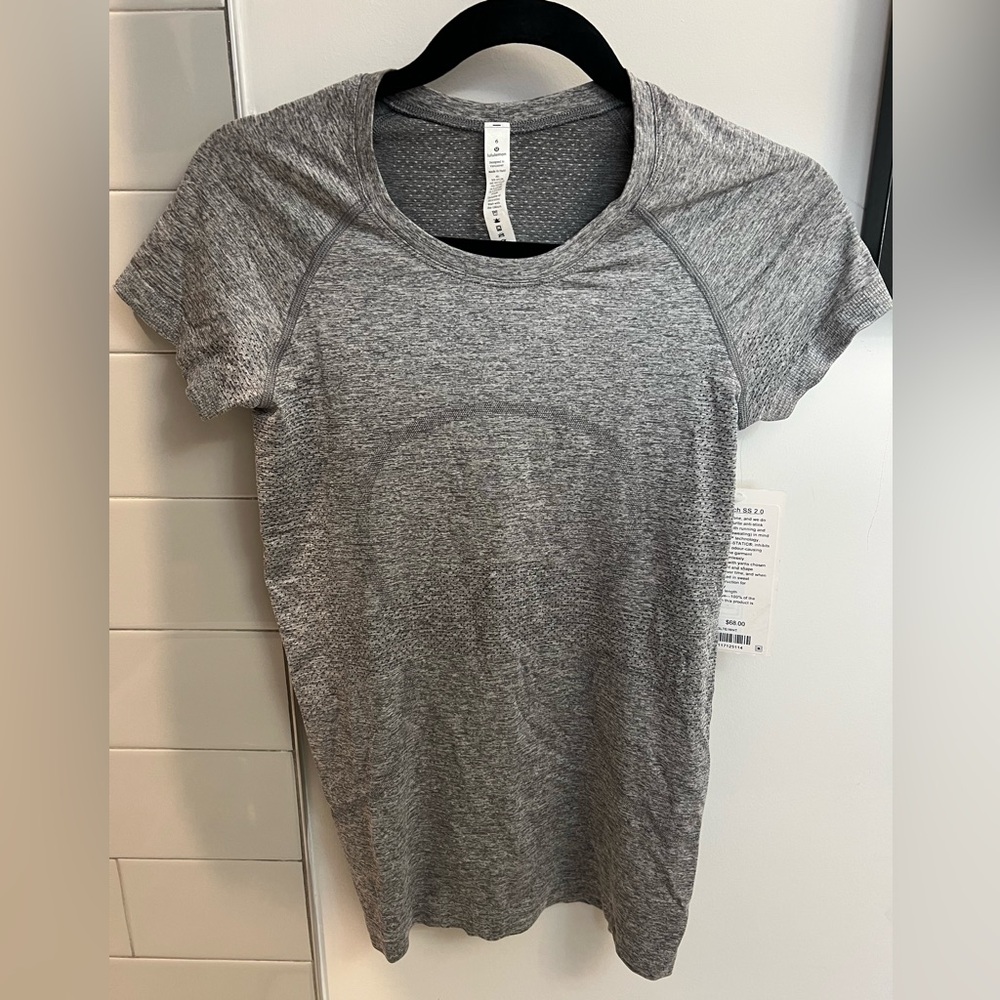NWT Lululemon Swiftly Tech Short Sleeve 2.0
Grey 
Size 6